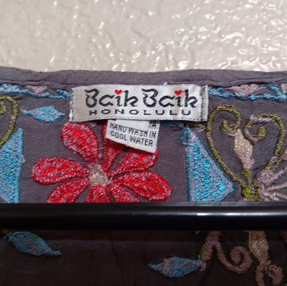 Baik Baik Honolulu Gray Floral Embroidered Caftan Blouse Top - Picture 3 of 4